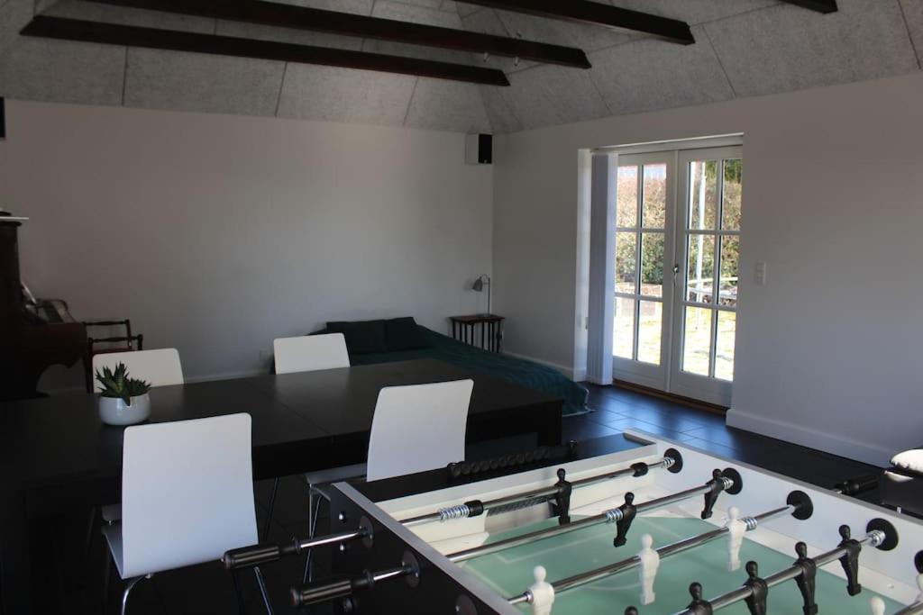 Large Modern Family Room - “Arnely” Tommerup Luaran gambar